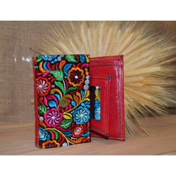 Portfel mały skórzany czerwony z kwiatowym kolorowym haftem .